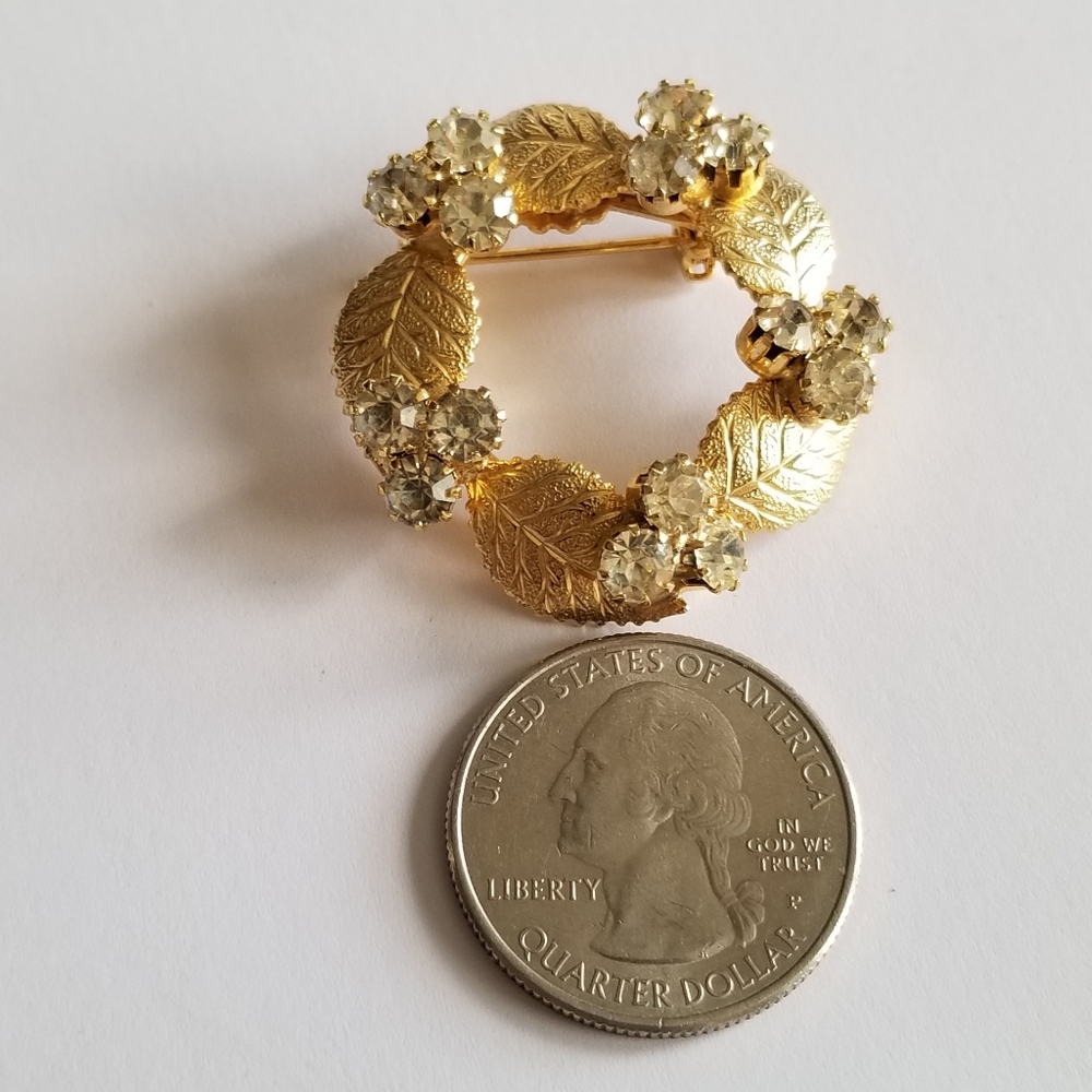 Vintage brooch leaves and clear rhinestones broach pin gold tone circle - Picture 2 of 8